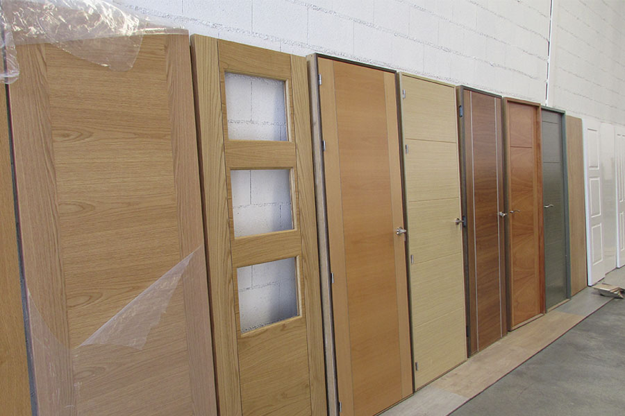 exposición de puertas de madera en diferentes colores